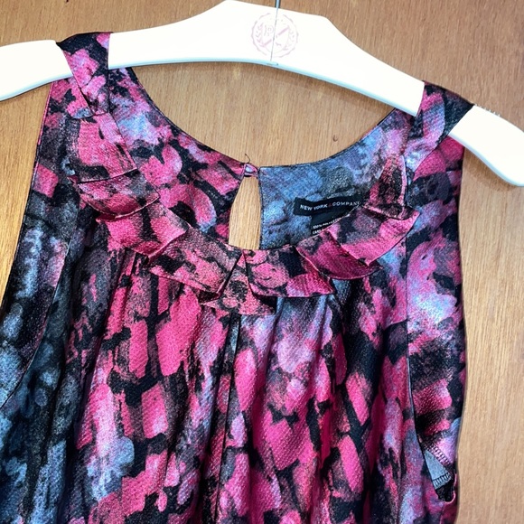 •NEW YORK & COMPANY•PINK/GRAY SHINY ABSTRACT RUFFLE COLLAR BLOUSE SIZE 6 - Picture 3 of 7
